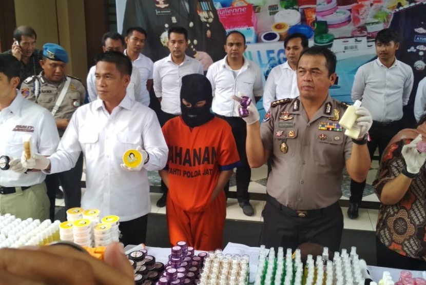 Sub Direktorat Sumber Daya Lingkungan (Subdit Sumdaling) Dit Reskrimsus Polda Jatim mengamankan seorang tersangka berinisial KIL (26), yang merupakan pengrajin kosmetik kecantikan ilegal dengan merk Derma Skin Care Beauty