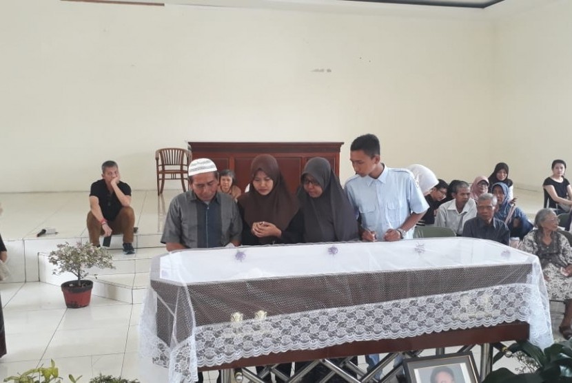 Suparjo (57), pengemudi taksi yang membawa NH Dini saat musibah terjadi, turut memberikan penghormatan terakhir di Wisma Lansia Harapan Asri, Rabu (5/12). Ia tak kuat menahan haru karena hampir lima tahun terakhir mengantar NH Dini menjalani terapi akupunktur.