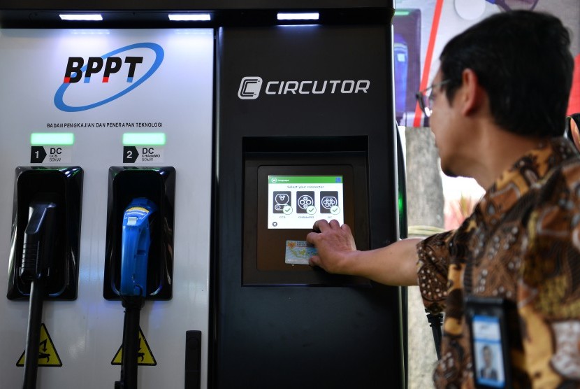 Petugas mendemonstrasikan cara pengisian kendaraan listrik di Electric Vehicle Charging Station (EVCS) di kantor BPPT, Jakarta, Rabu (5/12/2018). 