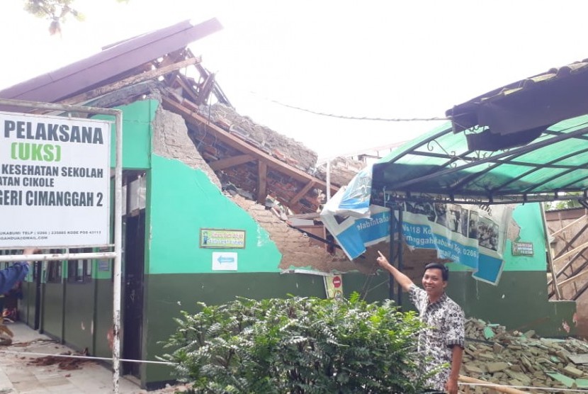 Satu ruangan kelas atau lokal di SDN Cimanggah 2 Kecamatan Cikole Kota Sukabumi ambruk Rabu (5/12) dini hari. Ruangan tersebut rencananya akan diperbaiki namun ambruk terkena guyuran hujan dalam beberapa hari terakhir.