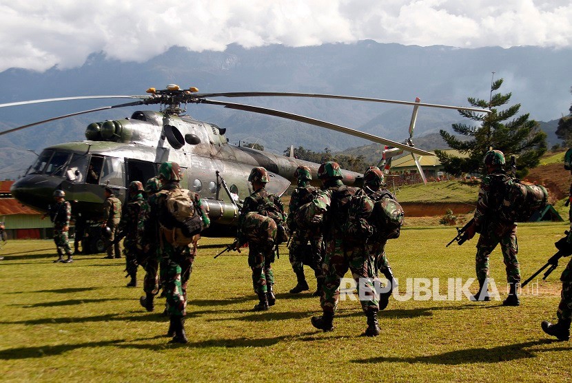 Prajurit TNI bersiap menaiki helikopter menuju Nduga di Wamena, Papua, Rabu (5/12).