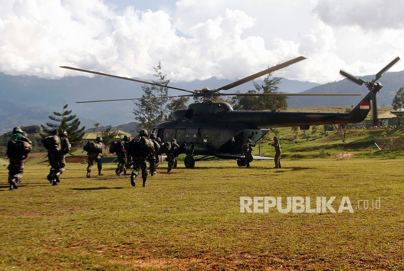 Prajurit TNI bersiap menaiki helikopter menuju Nduga di Wamena, Papua, Rabu (5/12).