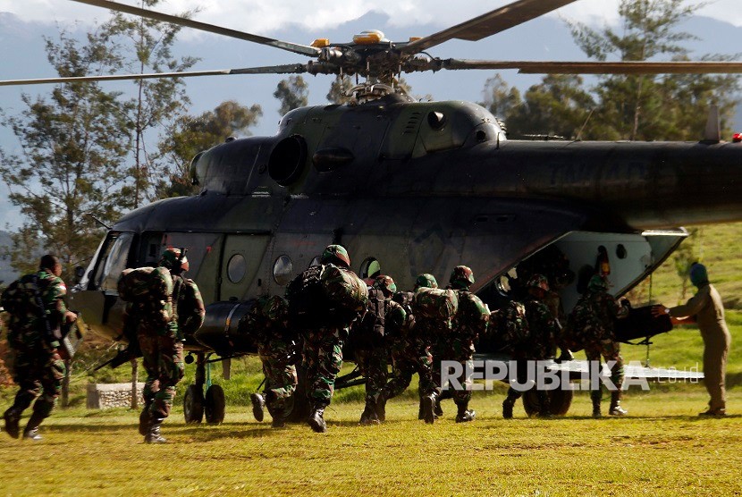 Prajurit TNI bersiap menaiki helikopter menuju Nduga di Wamena, Papua, Rabu (5/12). 