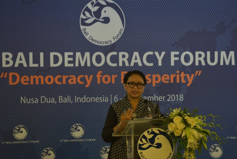 Menteri Luar Negeri Retno Marsudi menyampaikan keterangan pers sesusai pembukaan Bali Domocracy Forum 2018 di Nusa Dua, Bali, Kamis (6/12/2018).