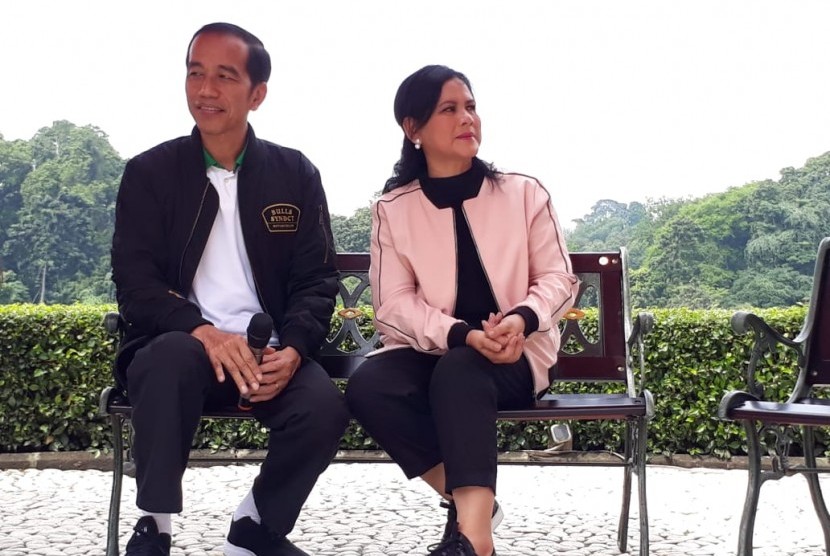 Presiden Joko Widodo dan keluarga berbincang bersama awak media di Grand Garden Cafe Kebun Raya Bogor, Jawa  Barat, Sabtu (8/12). 