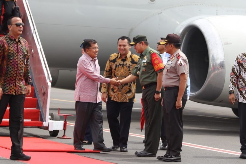 Wakil Presiden Jusuf Kalla tiba di Bandara Radin Inten II Branti disambut Gubernur Lampung M Ridho Ficardo, pangdam II Sriwijaya, dan kapolda Lampung, Sabtu (8/12).