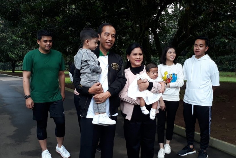 Presiden Joko Widodo jalan santai bersama keluarga di Istana Kepresidenan Bogor pagi ini, Sabtu (8/12). 