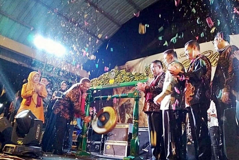 Bupati Sukabumi Marwan Hamami membuka festival Sukabumi Fashion and Culinary Nite Festival di GOR Cisaat, Kecamatan Cisaat, Kabupaten Sukabumi Jumat (7/12) malam. Acara ini untuk mendorong perkembangan usaha mikro kecil dan menengah (UMKM).