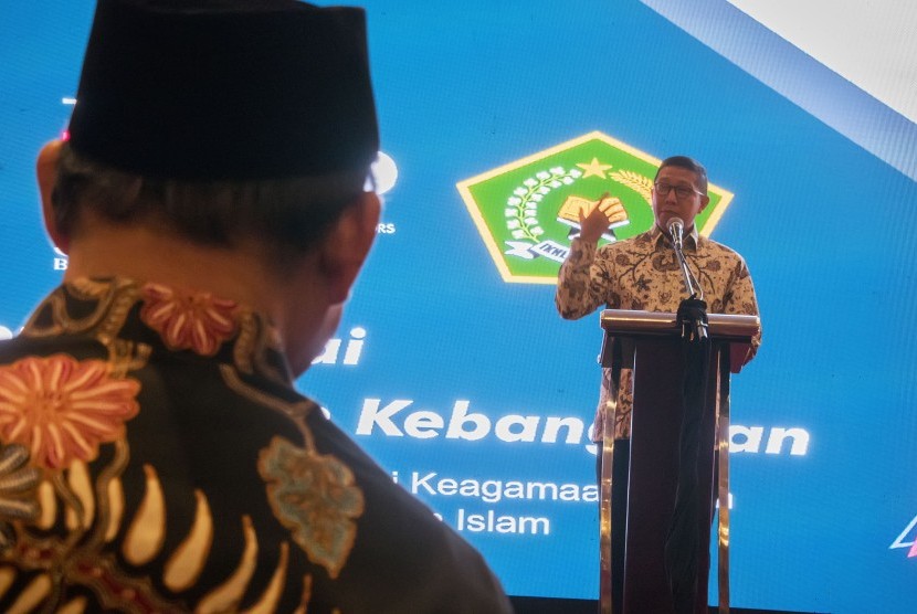 Menteri Agama Lukman Hakim menyampaikan paparan ilmiah saat acara The 2nd Islamic Higher Education Professors (IHEP) Summit 2018 di Hotel Grand Aquila Bandung, Jawa Barat, Sabtu (8/12/2018).