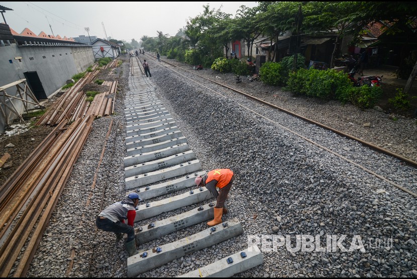 Pekerja memasang bantalan rel pada proyek pengerjaan reaktivasi jalur kereta Cianjur-Padalarang di Ciranjang, Kabupaten Cianjur, Jawa Barat, Senin (10/12/2018). 