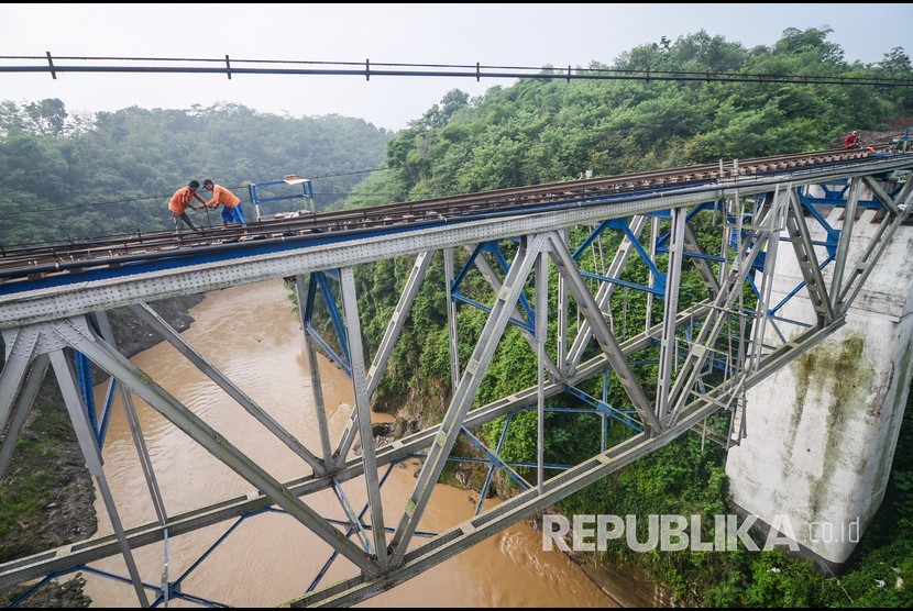 Pekerja memasang bantalan rel pada proyek pengerjaan reaktivasi jalur kereta Cianjur-Padalarang di Ciranjang, Kabupaten Cianjur, Jawa Barat, Senin (10/12/2018).