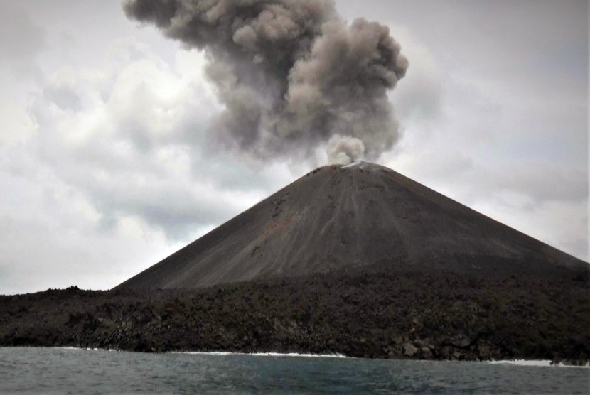 Gumpalan awan menyembur saat terjadi letusan Gunung Anak Krakatau (GAK) di Selat Sunda, Banten, Senin (10/12/2018).