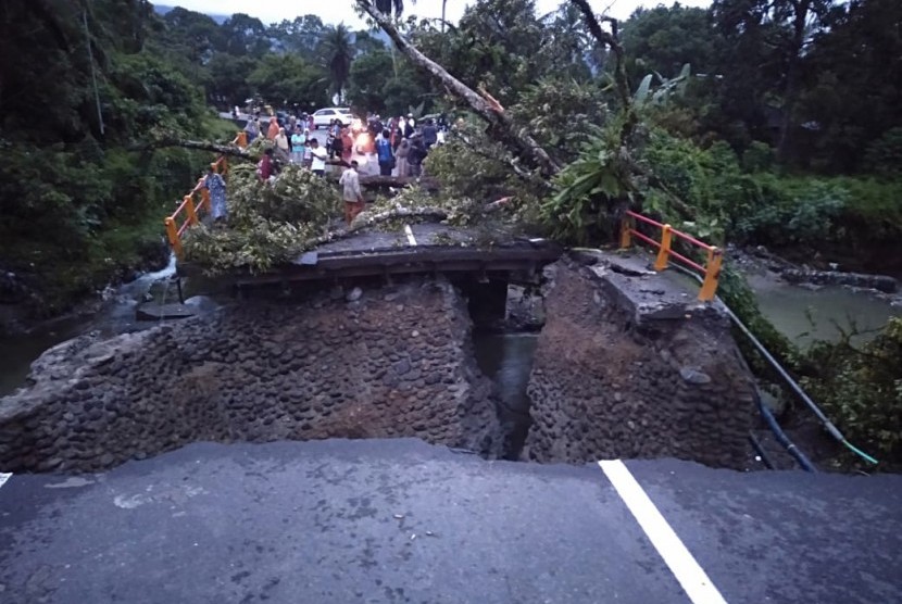 Kondisi terkini jembatan di Kayu Tanam, Padang Pariaman yang putus. Jembatan ini terletak di jalur utama Padang-Bukittinggi. 