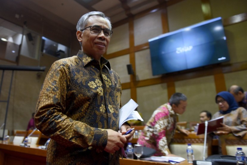 Ketua Dewan Komisioner Otoritas Jasa Keuangan (OJK) Wimboh Santoso (foto ilustrasi). OJK mengakui ada banyak permasalahan yang dihadapi industri jasa keuangan Indonesia.