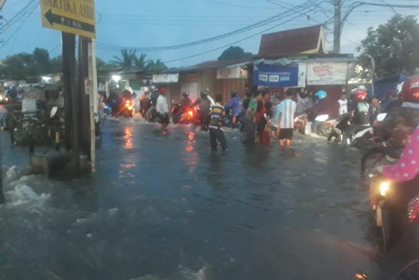 Hujan deras menyebabkan ruas jalan terendam banjir (ilustrasi) 