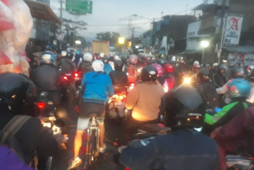 Hujan deras yang terjadi Selasa (11/12) sore di Kabupaten Bandung kurang lebih satu jam setengah menyebabkan banjir cileuncang di sejumlah ruas jalan.