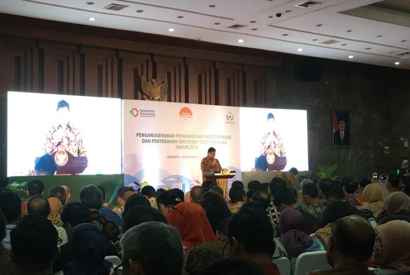 Menteri Perindustrian Airlangga Hartarto saat memberikan sambutan dalam acara Penganugerahan Penghargaan Industri Hijau dan Penyerahan Sertifikat Industri Hijau di Jakarta, Rabu (12/12). 