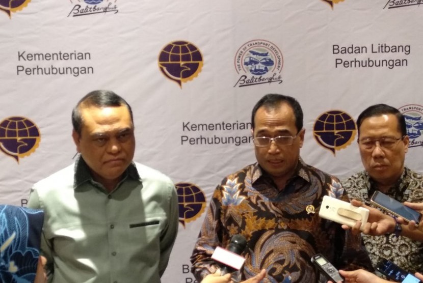 Menteri Pendayagunaan Aparatur Negara Syafruddin (kiri), Menteri Perhubuangan Budi Karya Sumadi (tengah), dan Kepala Badan Penelitian dan Pengembangan Perhubungan Sugihardjo memberikan pernyataan kepada media terkait rencana strategi Balitbang Perhubunhan di kawasan Harmoni, Jakarta Pusat, Rabu (12/12). 