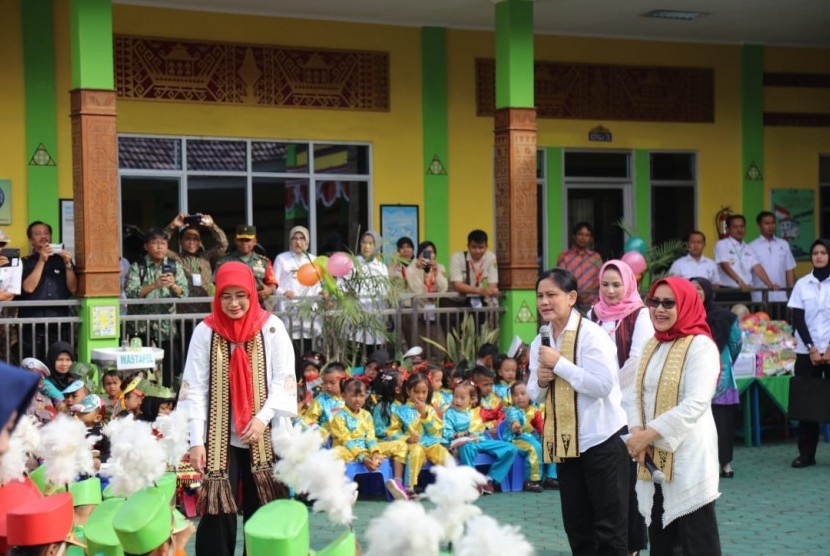 Ibu Negara Iriana Joko Widodo mengunjungi PAUD Ekadyasa, Natar, Kabupaten Lampung Selatan, Lampung, Rabu (12/12).