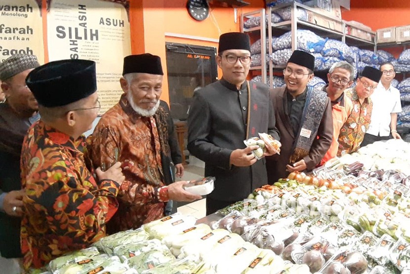 Gubernur Jawa Barat Ridwan Kamil meluncurkan Program One Pesantren One Product (OPOP), di Pondok Pesantren Al Ittifaq Kampung Ciburial Desa Alam Endah, Rancabali Kabupaten Bandung, Rabu (12/12).
