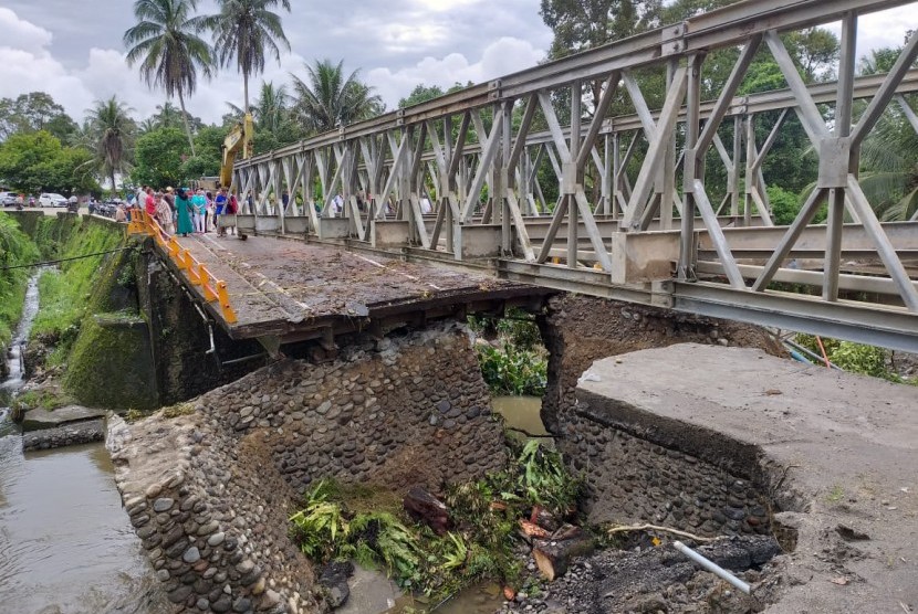 Rangka jembatan panel yang menghubungkan jalur utama Padang-Bukittinggi mulai dipasang, Kamis (13/12). 