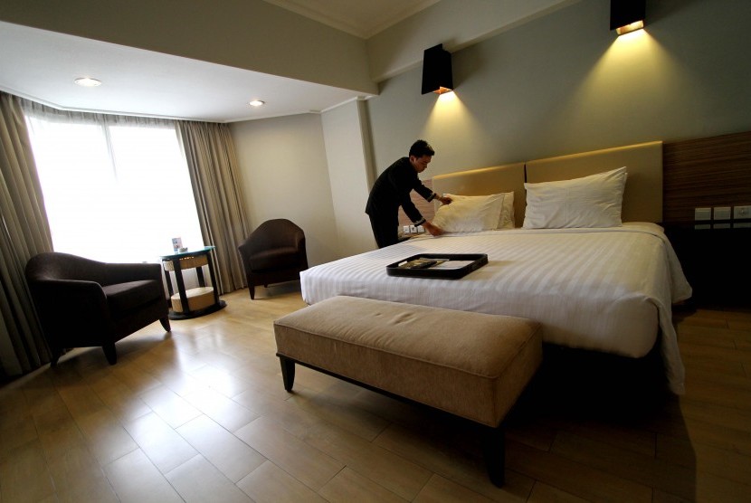 Karyawan sedang membersihkan kamar hotel (ilustrasi). PHRI Kota Malang mengharapkan tingkat okupansi atau keterisian kamar hotel saat libur akhir tahun bisa mengalami peningkatan. 