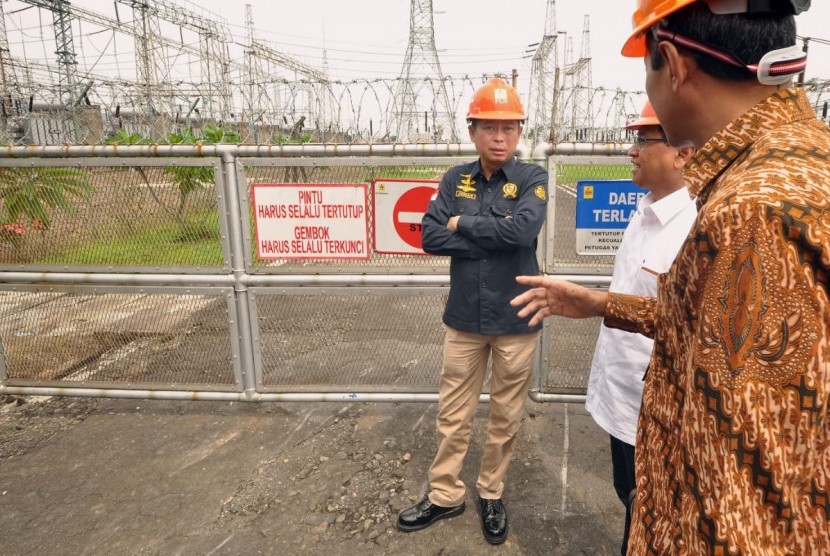 Menteri ESDM, Ignasius Jonan mendengarkan penjelasan Direktur Bisnis Regional Jawa Bagian Tengah (JBT) PLN (Persero), Amin Rosidin, saat meninjau PT PLN (Persero) Area Pelaksana Pemeliharaan (APP) Semarang- Area Pengatur Beban (APB) Jawa Tengah dan DIY, di Ungaran, Kabupaten Semarang, Kamis (13/12). 