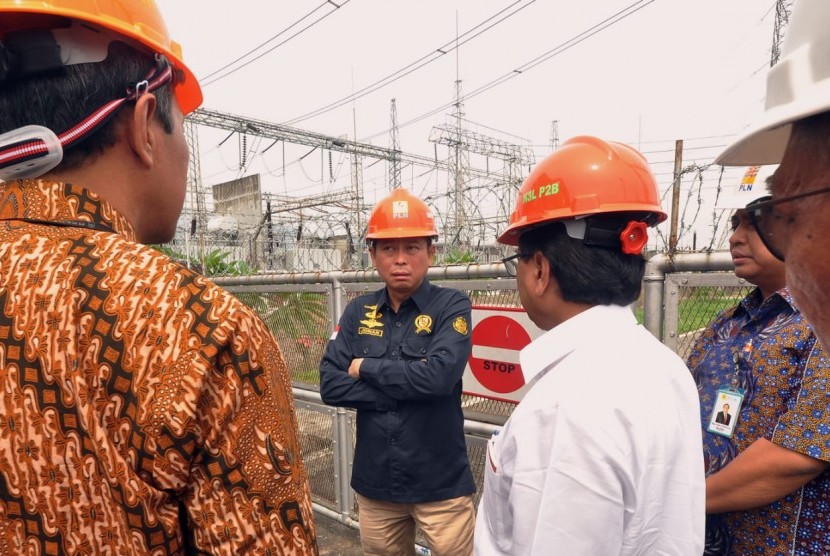 Menteri ESDM, Ignasius Jonan mendengarkan penjelasan Direktur Bisnis Regional Jawa Bagian Tengah (JBT) PLN (Persero), Amin Rosidin, saat meninjau PT PLN (Persero) Area Pelaksana Pemeliharaan (APP) Semarang- Area Pengatur Beban (APB) Jawa Tengah dan DIY, di Ungaran, Kabupaten Semarang, Kamis (13/12). 