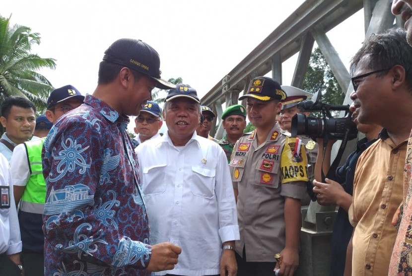 Menteri PUPR Basuki Hadimuljono meninjau pembangunan jembatan darurat di jalur utama Padang-Bukittinggi, Kamis (13/12).