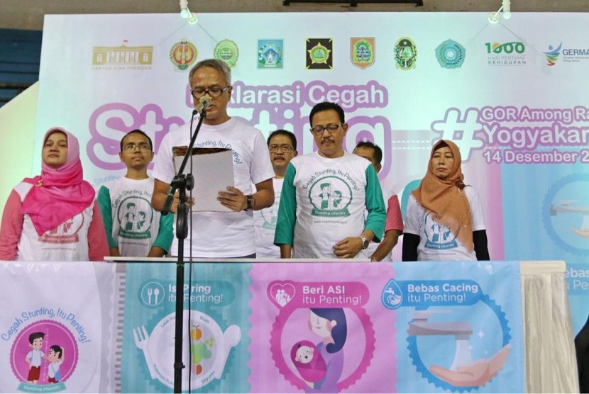 Pemda DIY menyelenggarakan Kampanye dan Deklarasi Pencegahan Stunting; di Gedung Olahraga (GOR) Amongrogo Yogyakarta, Jumat (14/12).