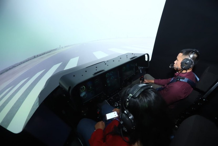 Pilot sedang melakukan pelatihan disorientasi dengan Advance Orientation Trainer (AOT).  Pelatihan ini berguna untuk melatih pilot percaya pada instrumen saat berada dalam penerbangan untuk menghindari kecelekaan pesawat terbang.