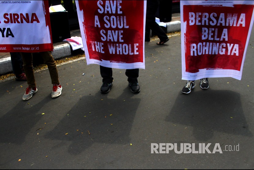  Anggota Komite Nasional Solidaritas Rohingya (KNSR) membawa poster saat berunjukrasa di depan Balaikota Malang, Jawa Timur, Jumat (14/12).