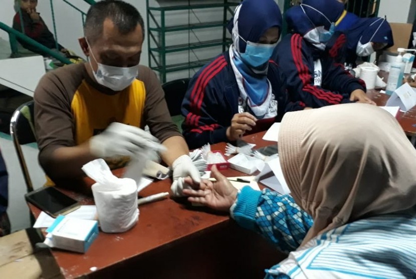 Ratusan warga Kelurahan Gedongpanjang Kecamatan Citamiang Kota Sukabumi menjalani survei darah jari (SDJ) Sabtu (15/12) malam. Langkah itu untuk mendeteksi penyebaran penyakit kaki gajah.