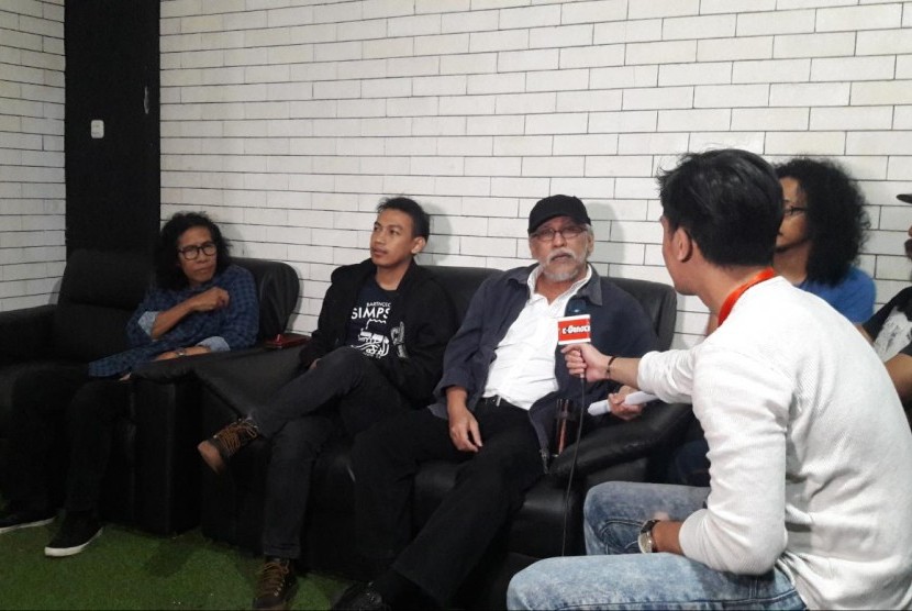 Iwan Fals lakukan sesi wawancara sebelum konser Nyanyian yang Tersimpan di Live Space SCBD, Jakarta, Ahad (16/12).