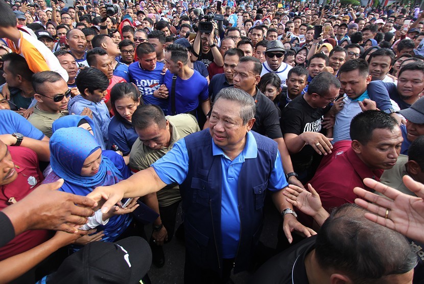 Ketua Umum Partai Demokrat Susilo Bambang Yudhoyono saat menyapa warga.