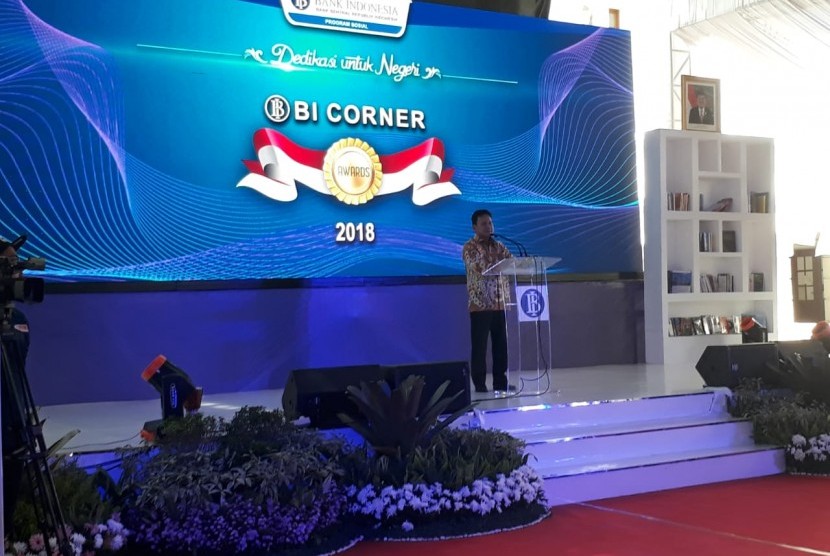 Deputi Gubenur Senior BI, Mirza Adityaswara dalam sambutannya di acara BI Corner Awards 2018 yang digelar di Museum Bank Indonesia, Jakarta, Senin (17/12). BI Corner sebagai bentuk dukungan nyata Bank Indonesia dalam peningkatan kualitas pendidikan masyarakat. BI Corner digagas sejak 2015 BI yang merupakan perpustakaan mini diberbagai sekolah atau lembaga. 