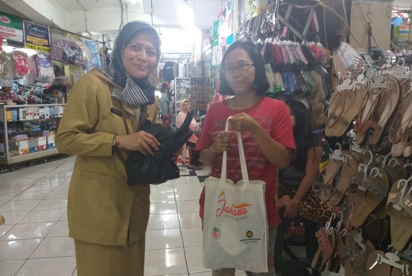 Operasi tukar kresek dengan kantong ramah lingkungan di Pasar Kramat Jati, Jakarta Timur.