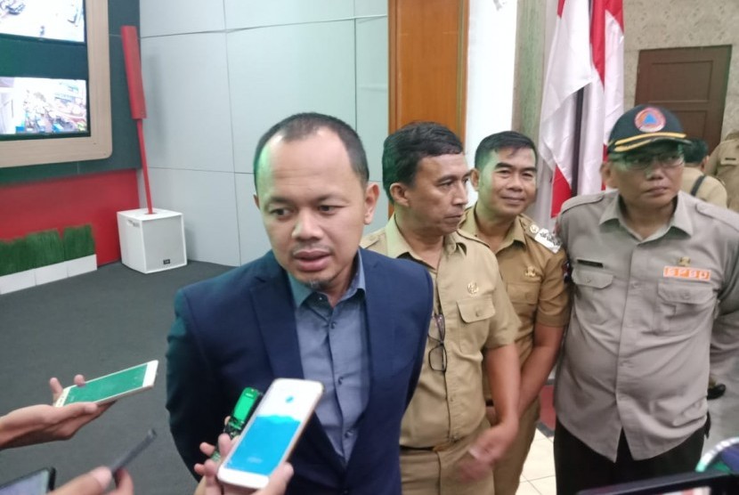 Wali Kota Bogor, Bima Arya, saat memberikan penjelasan terkait penanggulangan bencana puting beliung di sejumlah wilayah Kota Bogor, di Balai Kota Bogor, Selasa (18/12). 