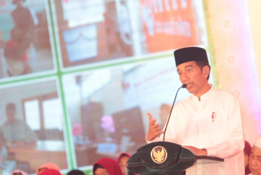 Presiden Joko Widodo bersama Otoritas Jasa Keuangan meresmikan Bank Wakaf Mikro di Kabupaten Jombang, Jawa Timur, Selasa, (18/12).