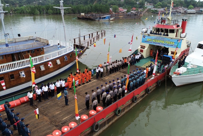 Foto udara apel kesiapan Posko Angkutan Laut Terpadu Natal dan Tahun Baru 2019 di atas kapal landing craft tank atau LCT Meranti 7.02 di Pelabuhan Rakyat Kendari, Kendari, Sulawesi Tenggara.