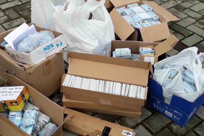 Belasan ribu KTP rusak dan invalid yang hendak dimusnahkan  Disdukcapil Kabupaten Sleman di Lapangan Pemda Sleman, Rabu (19/12).