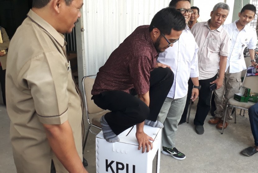 KPU Banyumas menunjukkan berbagai properti pemilu 2019 yang sudah diterima  dan tersimpan di gudang KPU Banyumas, Rabu (19/12). Dalam kesempatan itu,  juga sempat dilakukan uji kekuatan kotak suara dengan cara diduduki.