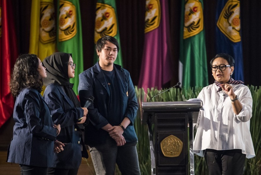 Menteri Luar Negeri Retno Marsudi (kanan) berbincang dengan mahasiswa saat kuliah umum pada acara Diplomacy Festival di Universitas Padjadjaran, Bandung, Jawa Barat, Rabu (19/12/2018). 