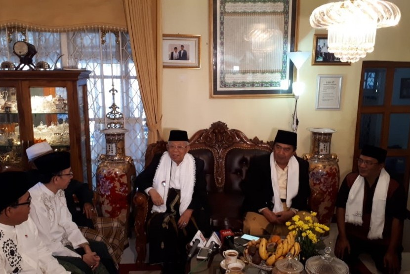Pengasuh Pondok Pesantren Al Masthuriyah, KH. Abdul Aziz  Masthuro (kanan) saat menyambut kunjungan silaturrahim Calon Wakil Presiden  nomor urut 01, KH Ma'ruf Amin (kiri) di kediamannya, Cibolang Kaler,  Cisaat, Sukabumi, Rabu (19/12).