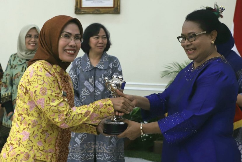 Bupati Serang, Ratu Tatu Chasanah menerima Anugerah Parahita Ekapraya yang diserahkan oleh Menteri Pemberdayaan Perempuan dan Perlindungan Anak, Yohana Susana Yambise di Istana Wapres, Rabu (19/12).