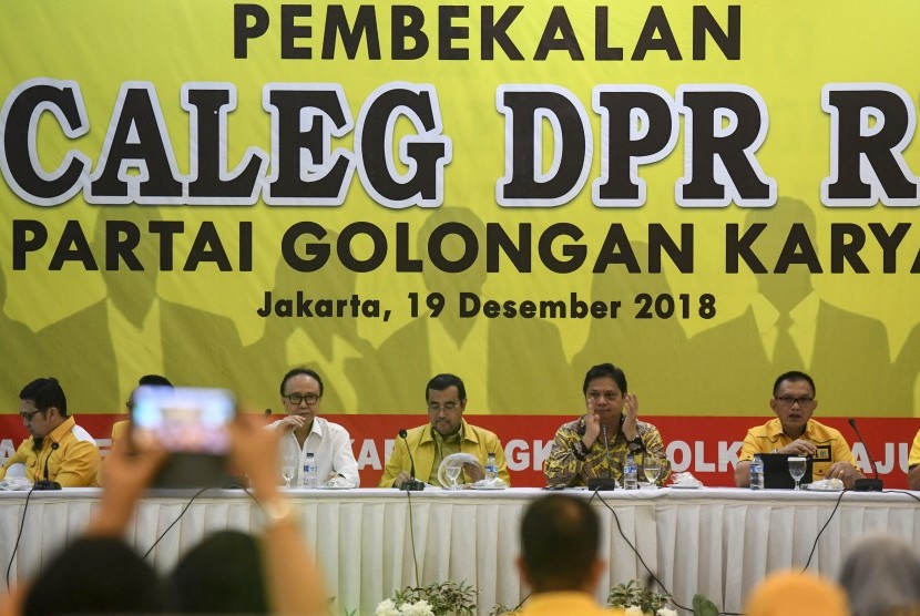 Ketua Umum Partai Golkar Airlangga Hartarto (kedua kanan) bersama Sekjen Partai Golkar Lodewijk Freidrich Paulus (kanan) dan pimpinan DPP Partai Golkar menghadiri pembekalan caleg DPR Partai Golkar di DPP Partai Golkar, Jakarta, Rabu (19/12/2018).