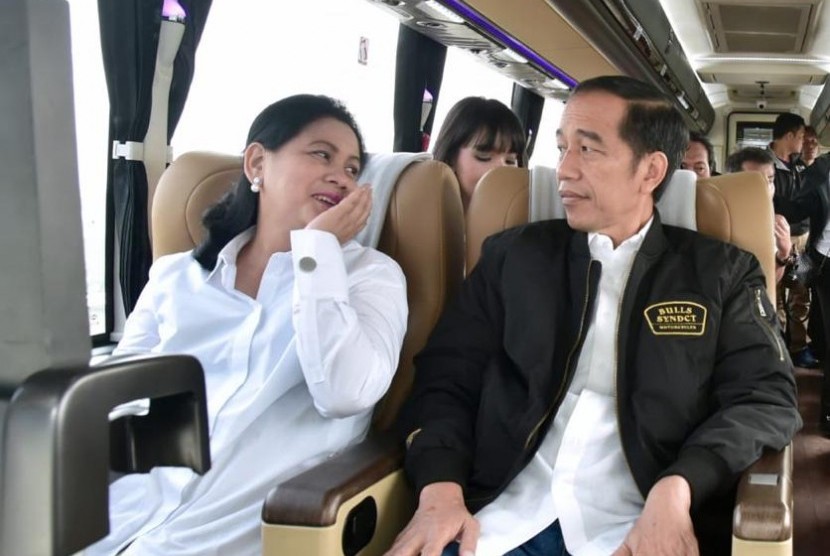 Presiden Joko Widodo dan Iriana Jokowi menjajal Jalan Tol Trans Jawa, Kamis (20/12) pagi. 