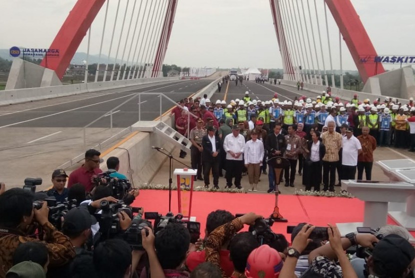 Presiden Joko Widodo bersama jajaran kementerian terkait meresmikan tiga ruas jalan tol di Provinsi Jawa Tengah, Kamis (20/12). Ketiga ruas tol tersebut yakni Jalan Tol Pemalang-Batang, Batang-Semarang dan Salatiga-Kartasura.  