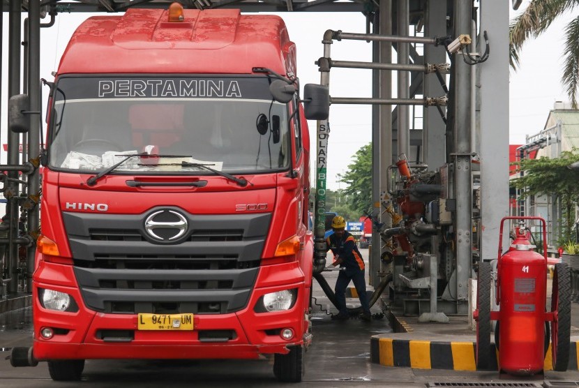 Petugas mengisi bahan bakar minyak (BBM) ke truk tangki di Terminal Bahan Bakar Minyak (TBBM) Tanjung Perak, Surabaya, Jawa Timur.