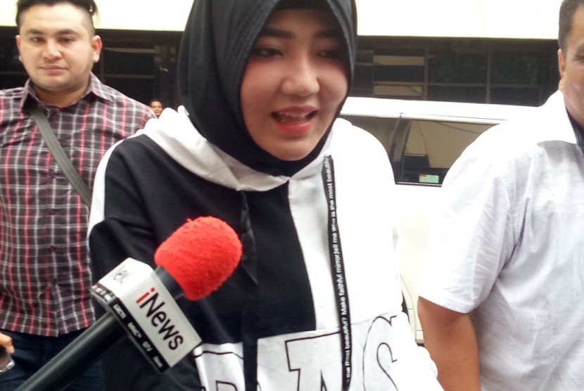 Penyanyi dangdut Via Vallen memenuhi panggilan Ditreskrimsus Polda Jawa Timur untuk diperiksa sebagai saksi terkait kasus endorse produk kosmetik ilegal bermerek DSC (Derma Skin Care) Beauty.